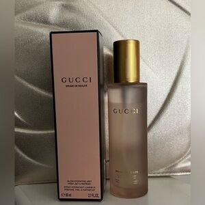 GUCCI BRUME DE BEAUTÉ
GLOW HYDRATING MIST
PREP, SET & REFRESH SPRAY HYDRATANT